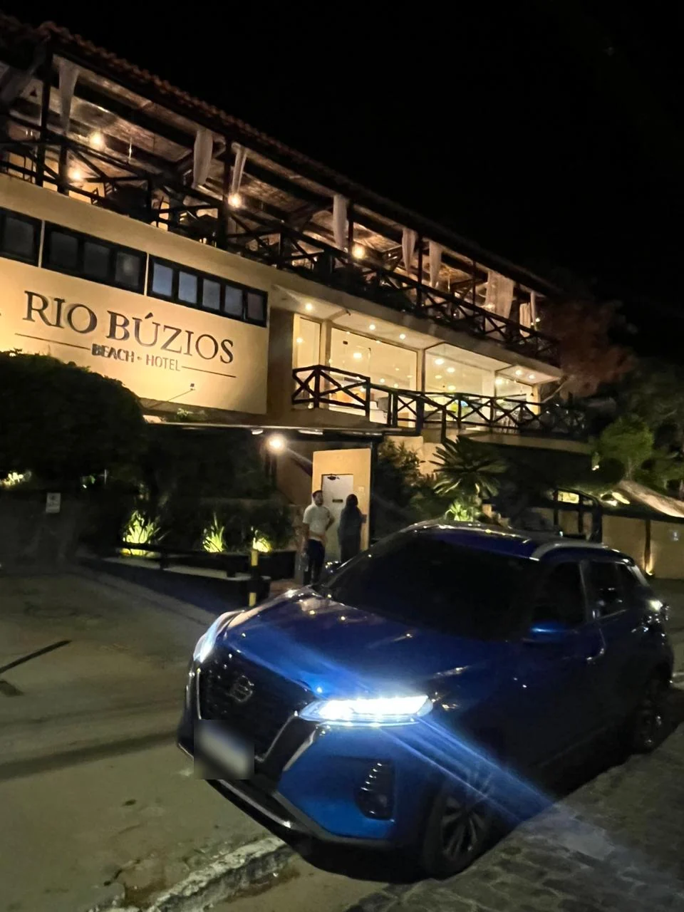 Nissan Kicks azul em frente ao Rio Búzios Beach Hotel