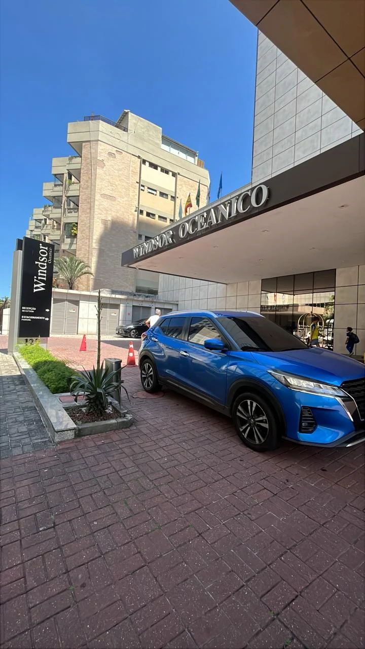 Nissan Kicks 2022 azul em frente ao Windsor Oceânico